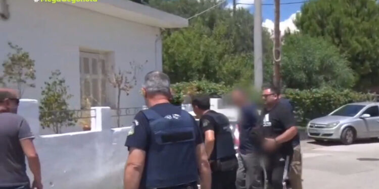 Διπλή δολοφονία στο Αίγιο: Βρέθηκε «κρυφή» πόρτα από συρματόπλεγμα δίπλα στο σπίτι του φονικού – Τα «θαμμένα» στοιχεία (video)