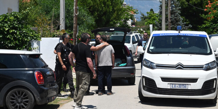 Διπλό φονικό στο Αίγιο: Η ΑΠΟΛΥΤΗ ΑΝΑΤΡΟΠΗ από τη σύντροφο του 26χρονου – «Μου είπε ότι η μητέρα του δεν τον άφηνε να κοιμηθεί» (video)