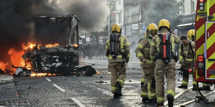 Χάος στο Μπέλφαστ: Φλέγεται η πόλη μετά την επίθεση Σουδανού στον 40χρονο – Διαδηλωτές καίνε σπίτια μεταναστών