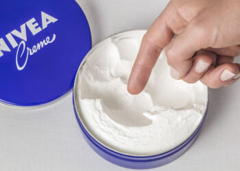 Η θεραπεία με Nivea που κάνει την επιδερμίδα να δείχνει πιο απαλή μέσα σε ένα βράδυ