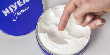 Η θεραπεία με Nivea που κάνει την επιδερμίδα να δείχνει πιο απαλή μέσα σε ένα βράδυ