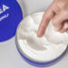 Η θεραπεία με Nivea που κάνει την επιδερμίδα να δείχνει πιο απαλή μέσα σε ένα βράδυ