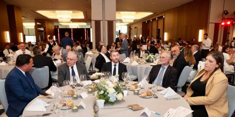 Η πιο αμήχανη στιγμή: Έβαλαν Γεωργιάδη, Ανδρουλάκη και Κωνσταντοπούλου στο ίδιο τραπέζι, δεν αντάλλαξαν κουβέντα