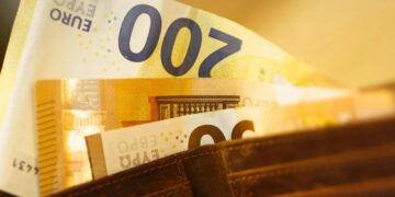 Επίδομα 150 ευρώ: Πότε πληρώνονται οι δικαιούχοι και ποιοι θα λάβουν δεύτερη δόση τον Αύγουστο