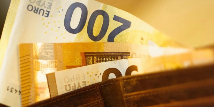 Επίδομα 150 ευρώ: Πότε πληρώνονται οι δικαιούχοι και ποιοι θα λάβουν δεύτερη δόση τον Αύγουστο