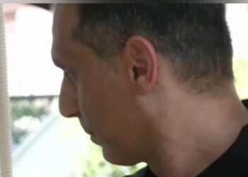 Αστυνομικός μπήκε σε φλεγόμενο σπίτι κι έσωσε δύο αδελφάκια (video)
