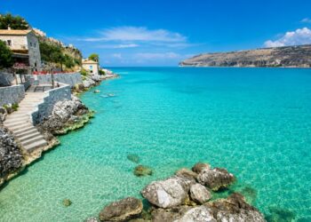 Ανακάλυψε το ομορφότερο ελληνικό μυστικό: Πέτρινα αρχοντικά, τιρκουάζ νερά και διαμονή από 70€