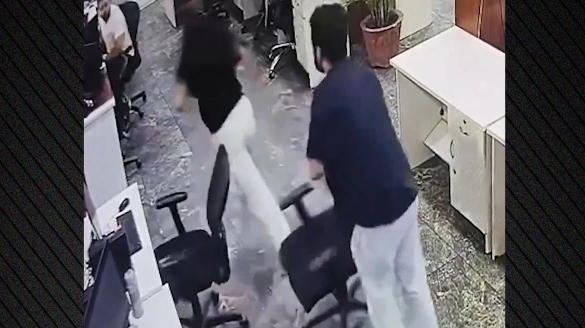 Μια ακόμη στυγερή γυναικοκτονία συγκλονίζει την Ινδία, με μια 29χρονη να πέφτει νεκρή από τα χτυπήματα του πρώην συντρόφου της μέσα στο γραφείο τους.