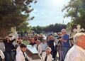 Γυναικοκτονία στην Καλαμάτα: Ράγισαν καρδιές στην κηδεία της 39χρονης μητέρας – Με λευκά λουλούδια την αποχαιρέτησαν φίλοι και συγγενείς