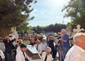 Γυναικοκτονία στην Καλαμάτα: Ράγισαν καρδιές στην κηδεία της 39χρονης μητέρας – Με λευκά λουλούδια την αποχαιρέτησαν φίλοι και συγγενείς