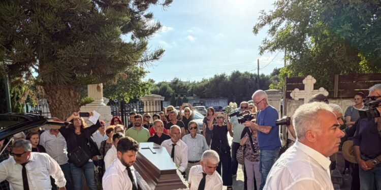 Γυναικοκτονία στην Καλαμάτα: Ράγισαν καρδιές στην κηδεία της 39χρονης μητέρας – Με λευκά λουλούδια την αποχαιρέτησαν φίλοι και συγγενείς