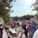 Γυναικοκτονία στην Καλαμάτα: Ράγισαν καρδιές στην κηδεία της 39χρονης μητέρας – Με λευκά λουλούδια την αποχαιρέτησαν φίλοι και συγγενείς