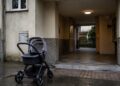 Τραγωδία: Νεκρό βρέθηκε βρέφος που είχε εξαφανιστεί – Το είχε αφήσει για λίγα λεπτά η μητέρα του μόνο του στο καρότσι