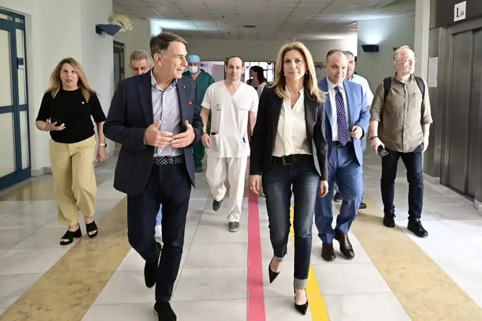 Άλλαξε στιλ ξανά η Καρυστιανού για τις περιοδείες της - Κυκλοφορεί πλέον με ένα πελώριο μαύρο αμάξι 1 karystianou 6.jpg