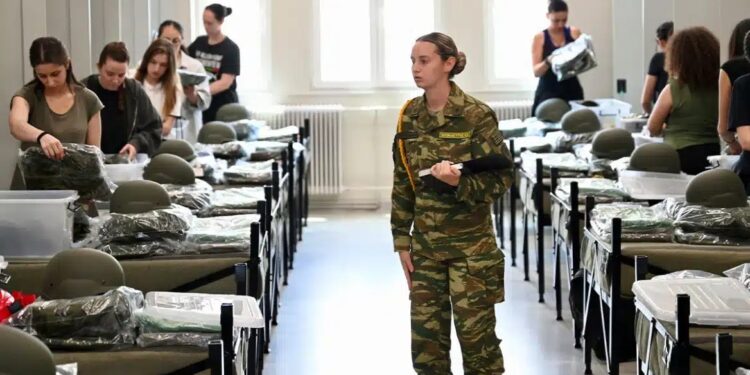 Ιστορική μέρα για τις γυναίκες στις Ένοπλες Δυνάμεις: Για πρώτη φορά μπαίνουν ως εθελόντριες στον Στρατό
