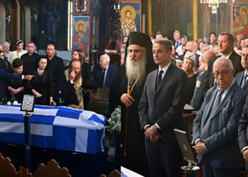 Τελευταίο αντίο στον Νίκο Ταγαρά: Σκεπασμένο με την ελληνική σημαία το φέρετρο – Πολιτικοί, υπουργοί και πλήθος κόσμου τον αποχαιρετούν