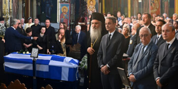 Τελευταίο αντίο στον Νίκο Ταγαρά: Σκεπασμένο με την ελληνική σημαία το φέρετρο – Πολιτικοί, υπουργοί και πλήθος κόσμου τον αποχαιρετούν