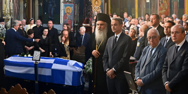 Τελευταίο αντίο στον Νίκο Ταγαρά: Σκεπασμένο με την ελληνική σημαία το φέρετρο – Πολιτικοί, υπουργοί και πλήθος κόσμου τον αποχαιρετούν