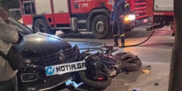 Φρικτό δυστύχημα στην Καλλιθέα: Μοτοσικλέτα παρέσυρε πεζή και καρφώθηκε σε σταθμευμένο Ι.Χ. – Διαμελίστηκε ο οδηγός της