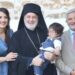 Ο Γιώργος Πατούλης βάφτισε το γιο του στο Λαγονήσι – Το όνομα που έδωσε στο γιο του