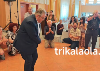 Ο Δημήτρης Κουτσούμπας χόρεψε βαρύ ζεϊμπέκικο στα Τρίκαλα (video)