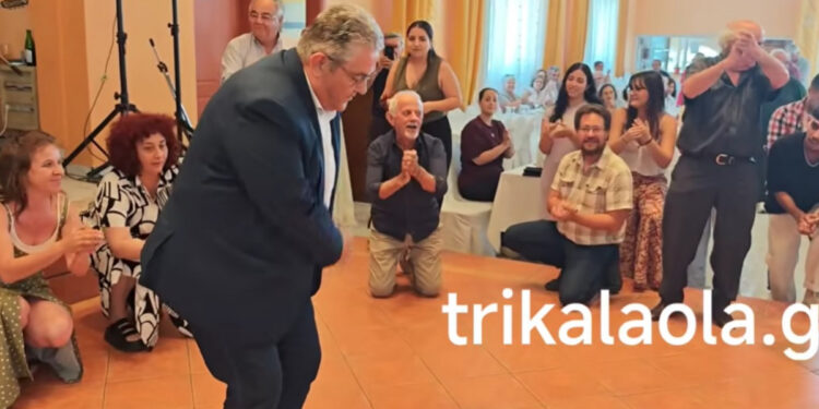 Ο Δημήτρης Κουτσούμπας χόρεψε βαρύ ζεϊμπέκικο στα Τρίκαλα – Δείτε βίντεο