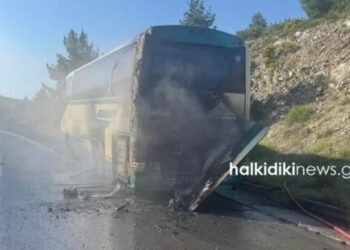 Λεωφορείο του ΚΤΕΛ τυλίχτηκε στις φλόγες ενώ μετέφερε επιβάτες