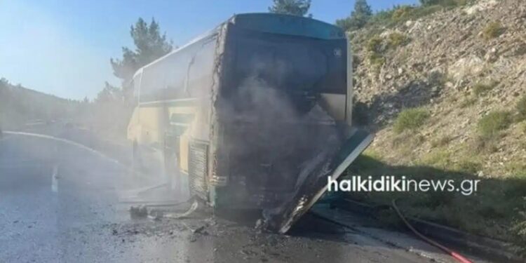 Λεωφορείο του ΚΤΕΛ Χαλκιδικής τυλίχτηκε στις φλόγες ενώ μετέφερε 15 επιβάτες