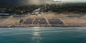Alldaynews.gr Όλο άμμος, φοβερό φαγητό, δίκλινο 50 εupώ: Στο μέρος που έχεις όλη μέρα τη θάλασσα στα πόδια σου, θα κάνεις τις πιο οικονομικές διακοπές