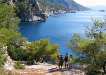Ακτοπλοϊκά 13,50 εupώ, δωμάτιο 54 εupώ: Το οıκονομικό νησί που προτιμούν οι φοιτητές είναι η πιο ασφαλής λύση για διακοπές της τελευταίας στιγμής