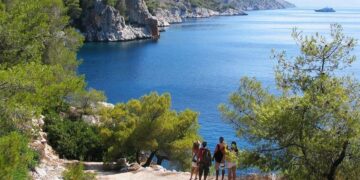Ακτοπλοϊκά 13,50 εupώ, δωμάτιο 54 εupώ: Το οıκονομικό νησί που προτιμούν οι φοιτητές είναι η πιο ασφαλής λύση για διακοπές της τελευταίας στιγμής