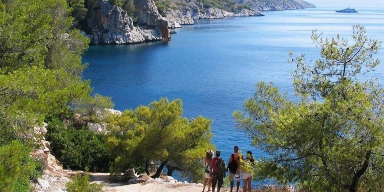 Ακτοπλοϊκά 13,50 εupώ, δωμάτιο 54 εupώ: Το οıκονομικό νησί που προτιμούν οι φοιτητές είναι η πιο ασφαλής λύση για διακοπές της τελευταίας στιγμής