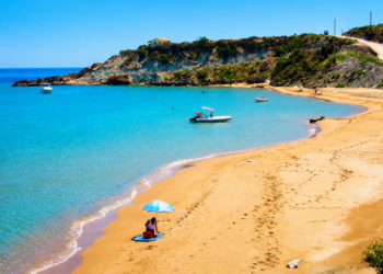 Το ελληνικό νησί των 200 κατοίκων που κάνει θραύση φέτος – Παραλίες όνειρο και τιμές άλλης εποχής
