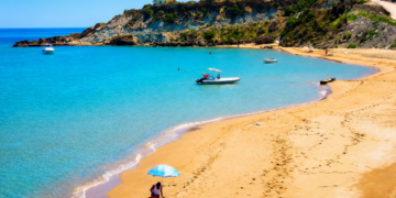Παρθένες παραλίες, ταβερνάκια και μηδέν άγχος: Ο παράδεισος των 200 κατοίκων που θα σε κάνει να ξεχάσεις τα ακριβά νησιά