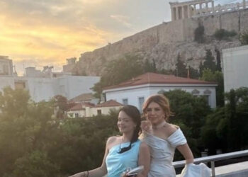 Μιμή Ντενίση: Κούκλες μάνα και κόρη – Με τουαλέτα η Μαριτίνα λίγο πριν ντυθεί νύφη