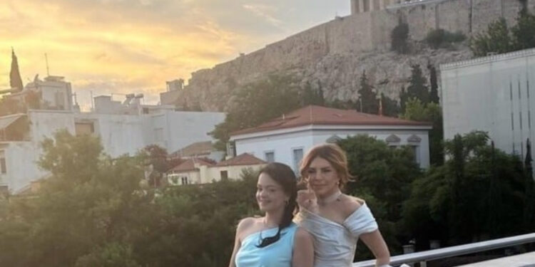 Μιμή Ντενίση: Κούκλες μάνα και κόρη – Με τουαλέτα η Μαριτίνα λίγο πριν ντυθεί νύφη
