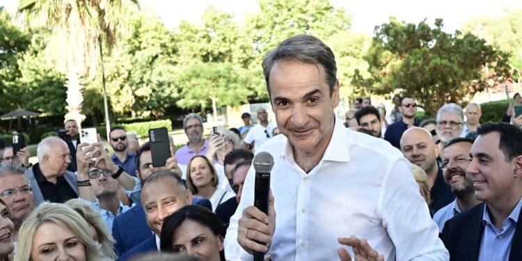 Μητσοτάκης από τη Βούλα κατά αντιπολίτευσης: Ο «τζάμπα 1» συναγωνίζεται τον «τζάμπα 2»