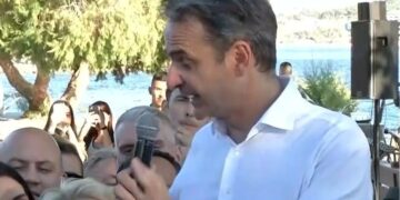 Μητσοτάκης από τη Βούλα κατά αντιπολίτευσης: Ο «τζάμπα 1» συναγωνίζεται τον «τζάμπα 2»