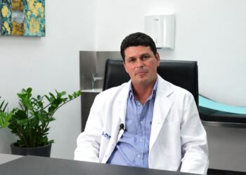 Ο «γιατρός των φτωχών»: Ο Ευρυβιάδης Μπαϊραμίδης δίνει δικαίωμα στην ελπίδα σε ασθενείς που δεν αντέχουν το κόστος των ιδιωτικών κλινικών
