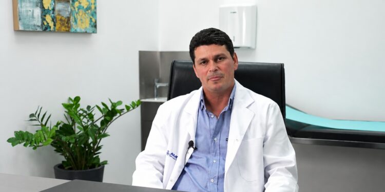 Ο «γιατρός των φτωχών»: Ο Ευρυβιάδης Μπαϊραμίδης δίνει δικαίωμα στην ελπίδα σε ασθενείς που δεν αντέχουν το κόστος των ιδιωτικών κλινικών