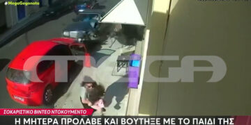 Βίντεο με ηλικιωμένο οδηγό που «παίρνει σβάρνα» τραπεζοκαθίσματα και οχήματα – Τελευταία στιγμή σώθηκαν μητέρα και παιδί (video)