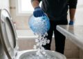 Ρίχνουν παγάκια στη λεκάνη και τραβούν το καζανάκι: Το κόλπο που λίγοι γνωρίζουν