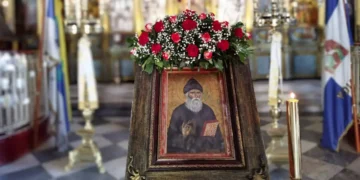 Ουρές πιστών στη Σουρωτή για να προσκυνήσει τον Άγιο Παΐσιο τον Αγιορείτη