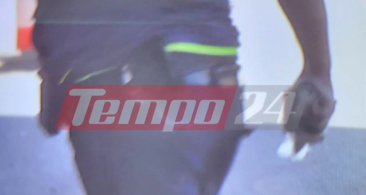 Ο αστυνομικός έχει εντοπίσει την κάμερα και την μεταφέρει στο εργαστήριο