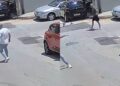 Θρίλερ στον Πειραιά: Η στιγμή που τα δύο αδέρφια τρέχουν να ξεφύγουν από τον ηλικιωμένο με την τρίαινα (video)