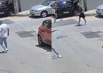 Θρίλερ στον Πειραιά: Η στιγμή που τα δύο αδέρφια τρέχουν να ξεφύγουν από τον ηλικιωμένο με την τρίαινα (video)