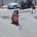 Θρίλερ στον Πειραιά: Η στιγμή που τα δύο αδέρφια τρέχουν να ξεφύγουν από τον ηλικιωμένο με την τρίαινα (video)