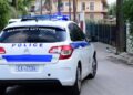 ΟΙΚΟΓΕΝΕΙΑΚΗ ΤΡΑΓΩΔΙΑ: ΑΣΤΥΝΟΜΙΚΟΣ ΜΑΧΑΙΡΩΣΕ ΤΗ ΣΥΖΥΓΟ ΤΟΥ ΚΑΙ ΜΕΤΑ ΓΥΡΙΣΕ ΤΟ ΟΠΛΟ ΣΤΟΝ ΕΑΥΤΟ ΤΟΥ – Ο 10ΧΡΟΝΟΣ ΓΙΟΣ ΠΗΡΕ ΤΗΛΕΦΩΝΟ ΤΗΝ ΑΣΤΥΝΟΜΙΑ