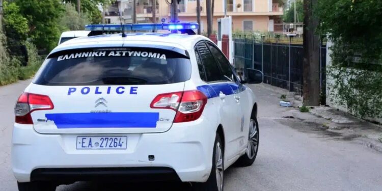 ΟΙΚΟΓΕΝΕΙΑΚΗ ΤΡΑΓΩΔΙΑ: ΑΣΤΥΝΟΜΙΚΟΣ ΜΑΧΑΙΡΩΣΕ ΤΗ ΣΥΖΥΓΟ ΤΟΥ ΚΑΙ ΜΕΤΑ ΓΥΡΙΣΕ ΤΟ ΟΠΛΟ ΣΤΟΝ ΕΑΥΤΟ ΤΟΥ – Ο 10ΧΡΟΝΟΣ ΓΙΟΣ ΠΗΡΕ ΤΗΛΕΦΩΝΟ ΤΗΝ ΑΣΤΥΝΟΜΙΑ
