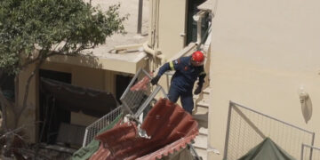 Η εξοργιστική δήλωση μηχανικού για την πολυκατοικία στα Πετράλωνα: «Και η Πίζα γέρνει αλλά δεν πέφτει» (video)